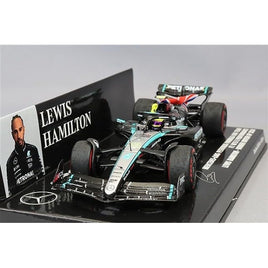 410241244 ミニチャンプス 1/43 メルセデス-AMG ペトロナス F1チーム W15 E パフォーマンス ルイス・ハミルトン イギリスGP 2024 ウィナー/フラッグ付き