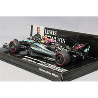 410241244 ミニチャンプス 1/43 メルセデス-AMG ペトロナス F1チーム W15 E パフォーマンス ルイス・ハミルトン イギリスGP 2024 ウィナー/フラッグ付き