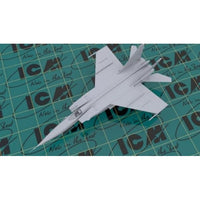72172 ICM 1/72 ミグ MiG-25 RBT