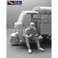 GEC35GM0113 ゲッコーモデル 1/35 サイゴン ランブロ550 シャトル 三輪自動車w/休憩中の運転手 1960~70年代 (2両セット、フィギュア