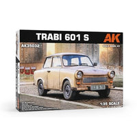 AK35032 AKインタラクティブ 1/35 トラビ 601 S リムジン/パトカー仕様 (2in1)